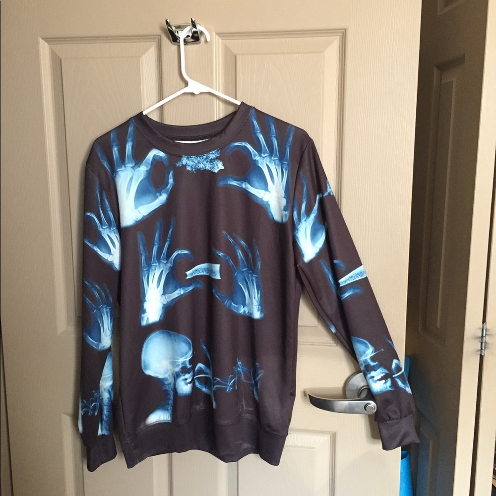 skull and blunt crew neck